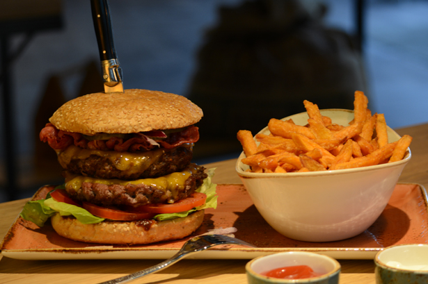 Burger mit Pommes