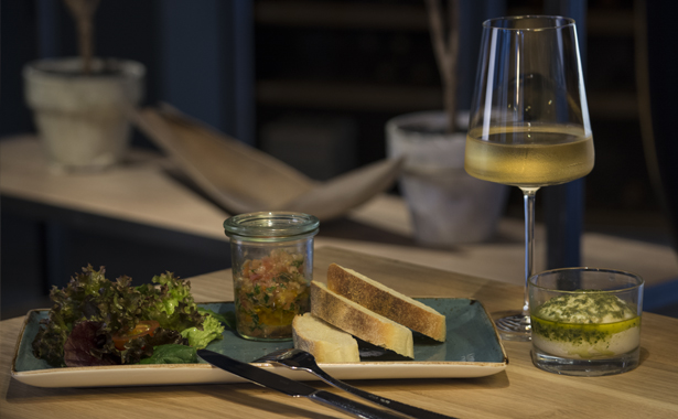 Leckereien und ein Glas Wein